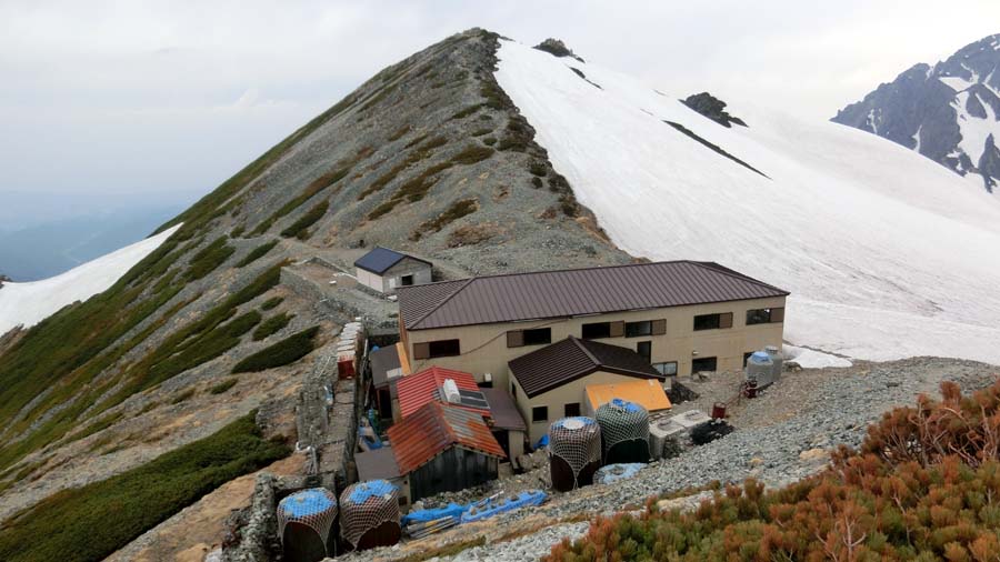 18年05月28日 曇り Updated 18 06 10 剱岳からの下山に 立山縦走 3000mのトレッキング 一の越より下山 18年5月28日 剱岳からの下山に 立山縦走 3000mのトレッキング 動画 剱岳山行を終え 下山は立山を縦走し一の越からと決めていた 28日am4時